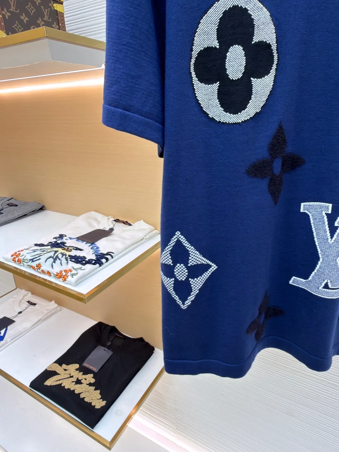 LOUIS VUITTON SKI ski series knitted intarsia round neck short-sleeved T-shirt ●Original version: Purchased and developed for 15999 ●Item number: 1681456-A85 ●Fabric: cotton fabric ●Technology: knitted intarsia production ●Color: blue ●Version: fitted version ●Weight: about 320 grams ●Size: XS-S-M-L ●Description: This T-shirt is made of high-quality knitted fabric, with a soft and crisp texture. The dark blue tone shows a high-end texture. The round neck structure adopts precision hemming technology, and the neckline fits the neck and is not easily deformed. The body of the garment is covered with the brand's classic logo, using a combination of jacquard and embroidery techniques. Different logo textures are three-dimensional and rich in color, highlighting the brand's high recognition. The body of the garment is sewn using industrial-grade flat seam technology. The stitches are smooth and even, and the stitches at the hem and cuffs are fine and firm. From the selection of knitted fabrics to the detailed control of logo technology, every process reflects Louis Vuitton's pursuit of craft precision and creative design. It not only retains the daily practicality of the T-shirt, but also demonstrates the brand's light luxury recognition through multiple logos. It is a fusion of knitting technology and fashion design. The overall wiring is straight and delicate, the fabric is comfortable and soft, and the color is consistent without color difference. It can be matched with the same style to create a fashionable look and control various occasions. Customized accessories, complete with three standards, same style for men and women!